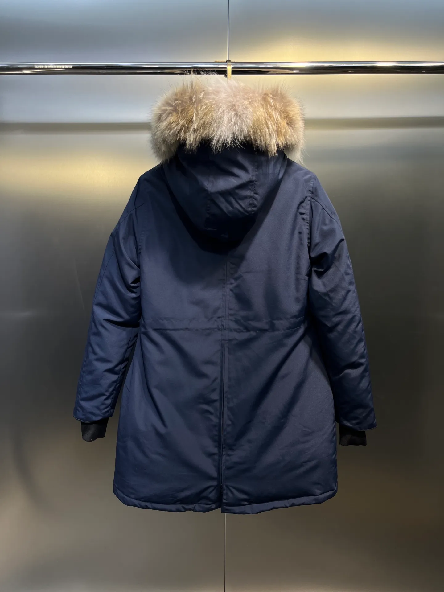 P860 Canada goose/Canada Goose 05 model 2580LA CANADA GOOSE/Canada Goose Rossclair parka women's down jacket, authentic original clothing molding, all accessories are custom-made from the original factory. This model is very unique. The zipper at the back can be opened to change into a dovetail style, with diagonal pockets and a layer of hidden pockets underneath. The official website has become a popular model. The softness and hardness of the fabric are compared with the genuine ones. It can be restored by kneading at will (fabric misunderstanding: fabrics with high hardness are not waterproof. Only those who buy the latest genuine version this year will notice the softness and comfort of the fabrics). The down is synchronized with the genuine white duck down. It is fluffy and not lumpy. The electronically controlled down charging machine is used to fill the zippers with customized genuine YKK zippers. High hardness and no lag. The fur collar is purchased from the same manufacturer as Wolf Hair. (Cooperative factory 2019 Canadian wolf skin auction and Big Goose official auction of wolf skin fur collars on the same site) All workmanship and wiring are controlled by workers with more than ten years of service. They must be horizontal and vertical, and are not crooked. The density of the inner wiring is more exquisite. Compare at will. Big goose label, collar label, washed label, hang tag, zipper rope, pocket label, back label, collar velvet, Velcro fasteners, all details of the cuffs are updated simultaneously with the original product, the best version, and the most complete color matching. The fighter in World 05 battles various world goods. Size: XS-XL